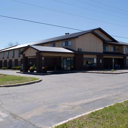Amerivu Inn And Suites Shawano Wi Екстериор снимка
