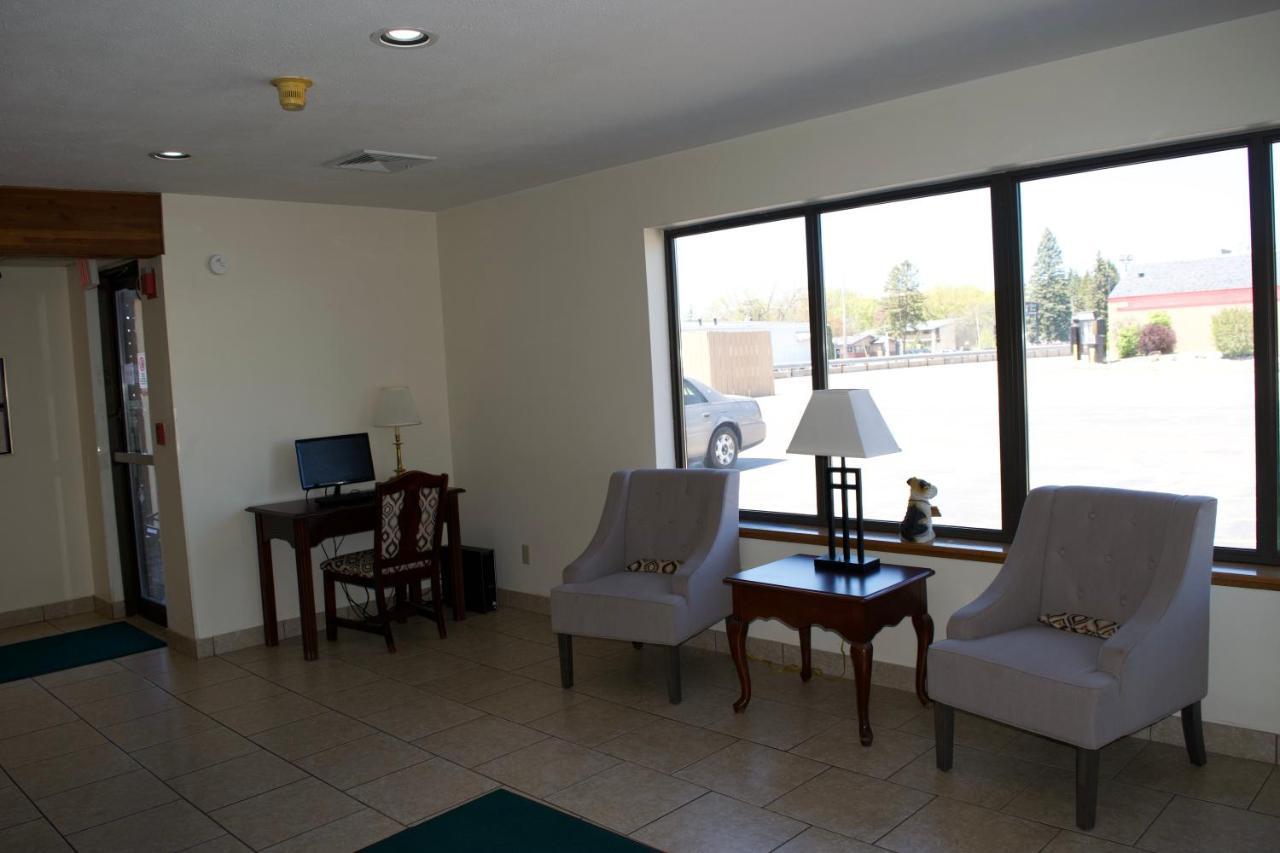 Amerivu Inn And Suites Shawano Wi Екстериор снимка