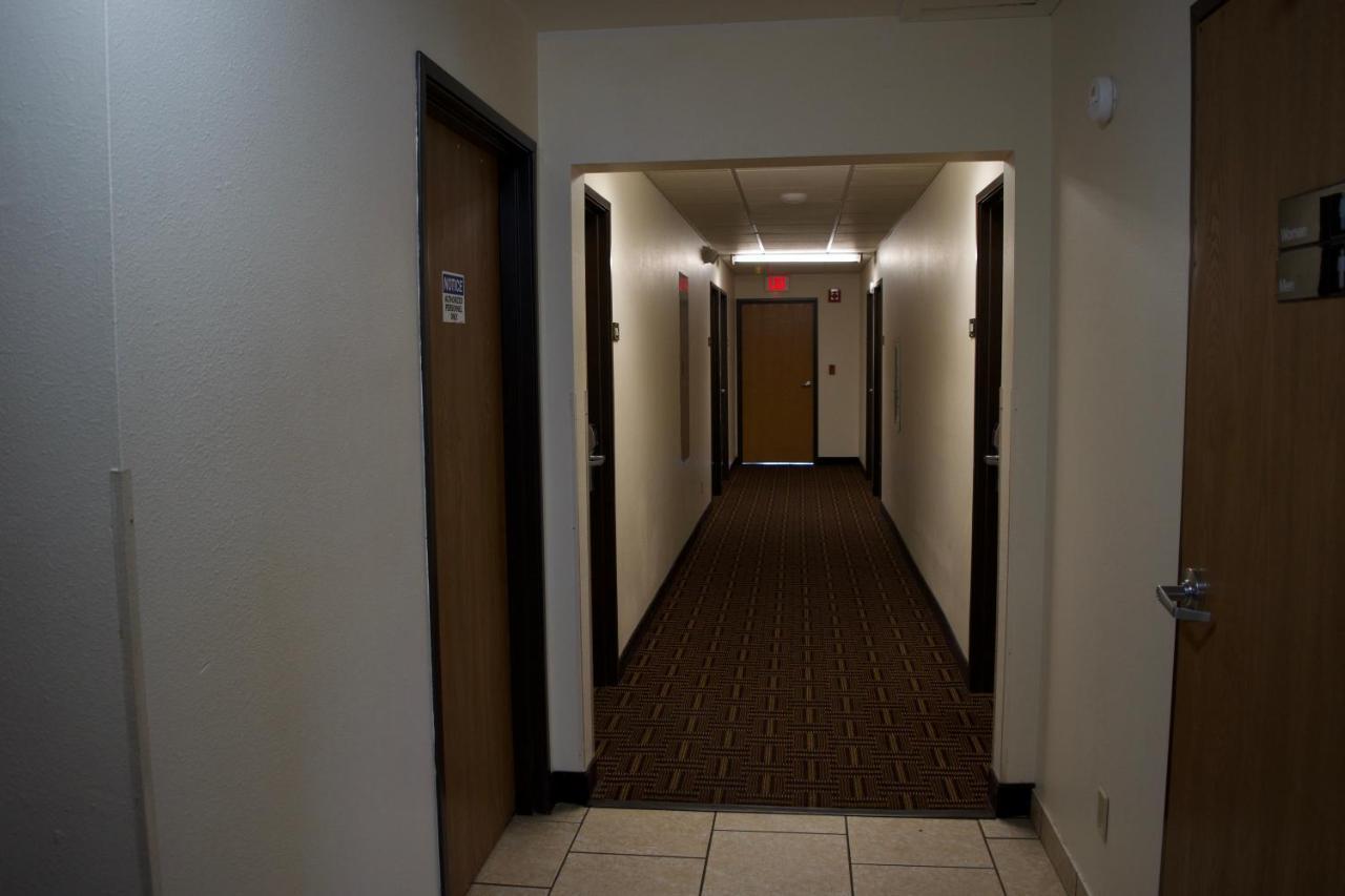 Amerivu Inn And Suites Shawano Wi Екстериор снимка