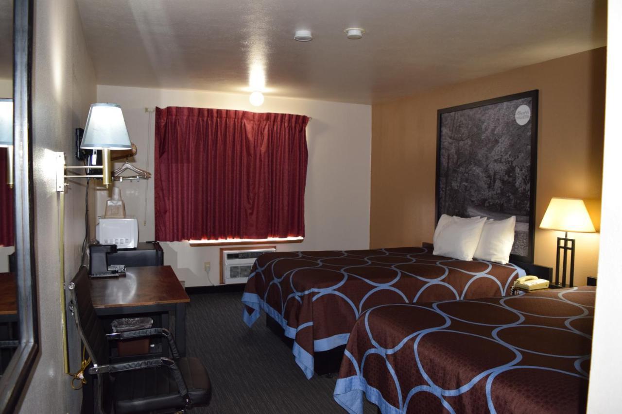 Amerivu Inn And Suites Shawano Wi Екстериор снимка