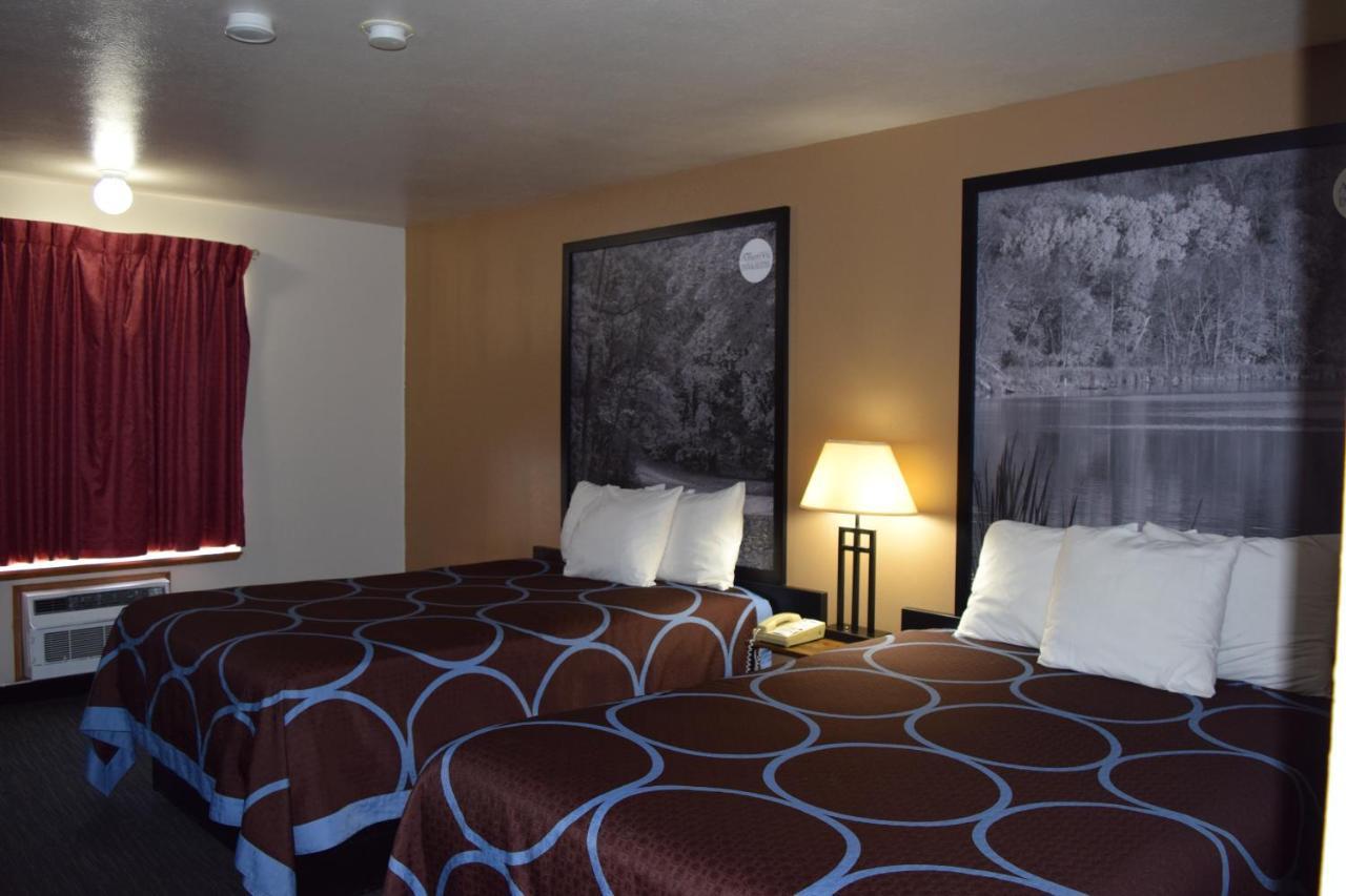Amerivu Inn And Suites Shawano Wi Екстериор снимка