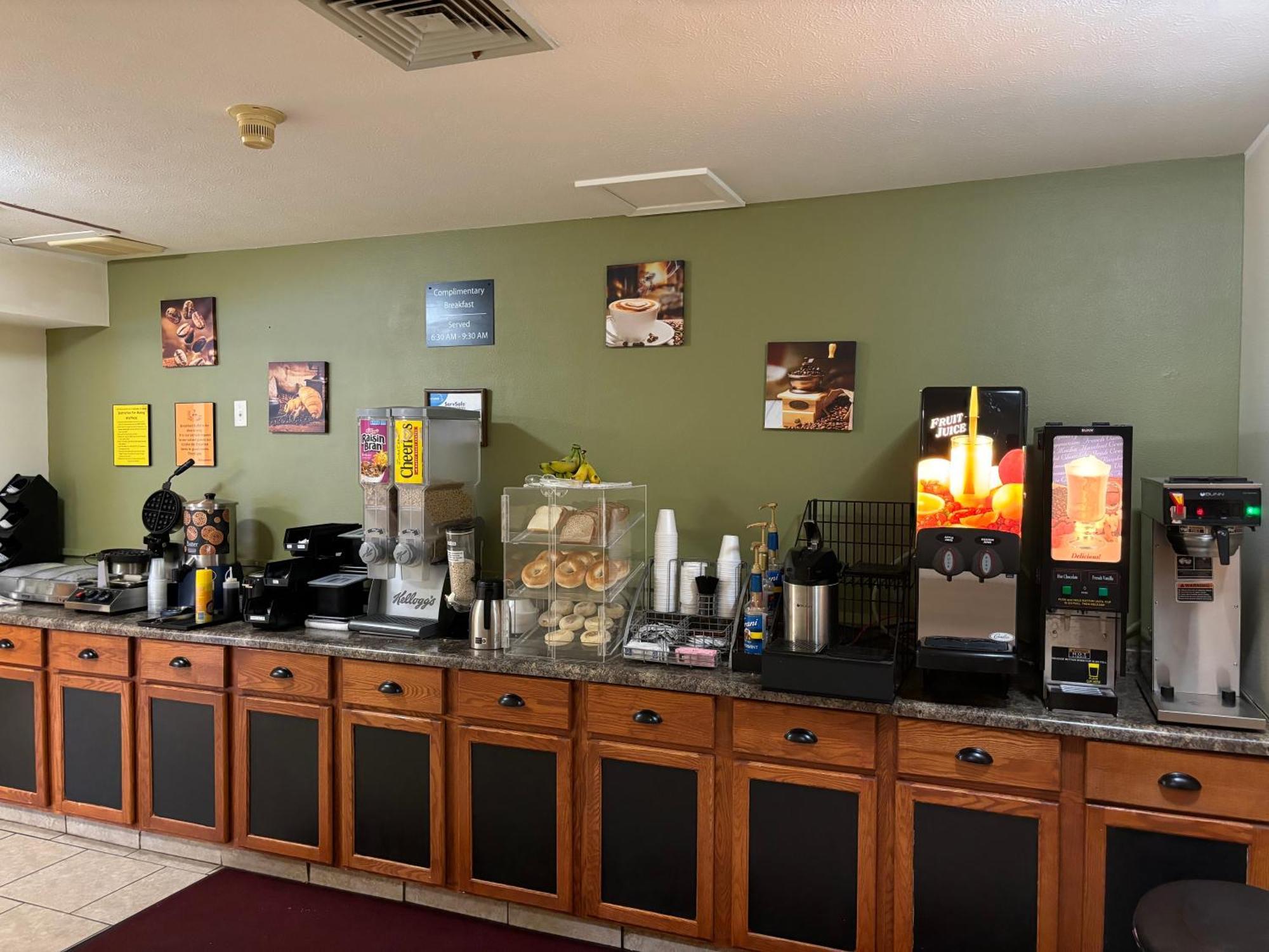 Amerivu Inn And Suites Shawano Wi Екстериор снимка