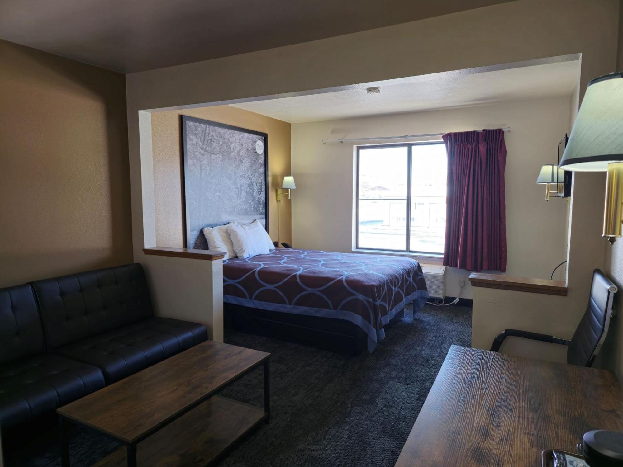 Amerivu Inn And Suites Shawano Wi Екстериор снимка